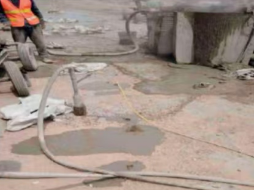 毛阳镇水泥混凝土路面板底注浆技术 路面脱空注浆整治方案