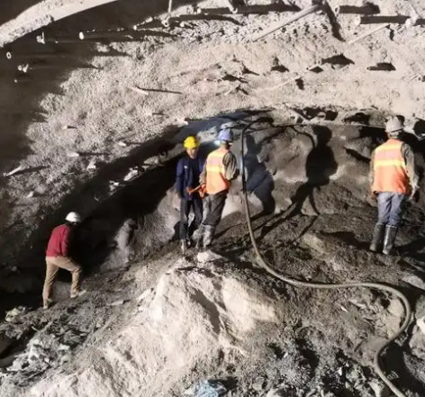 毛阳镇拱顶带模注浆料的施工流程及注意事项